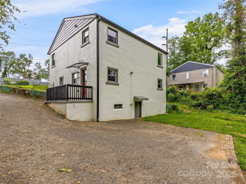 162 Courtland Place, Asheville, NC 28801.  MLS# CAR4261167, YatesRealty ID 19387. 