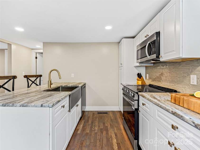 162 Courtland Place, Asheville, NC 28801.  MLS# CAR4261167, YatesRealty ID 19387. 