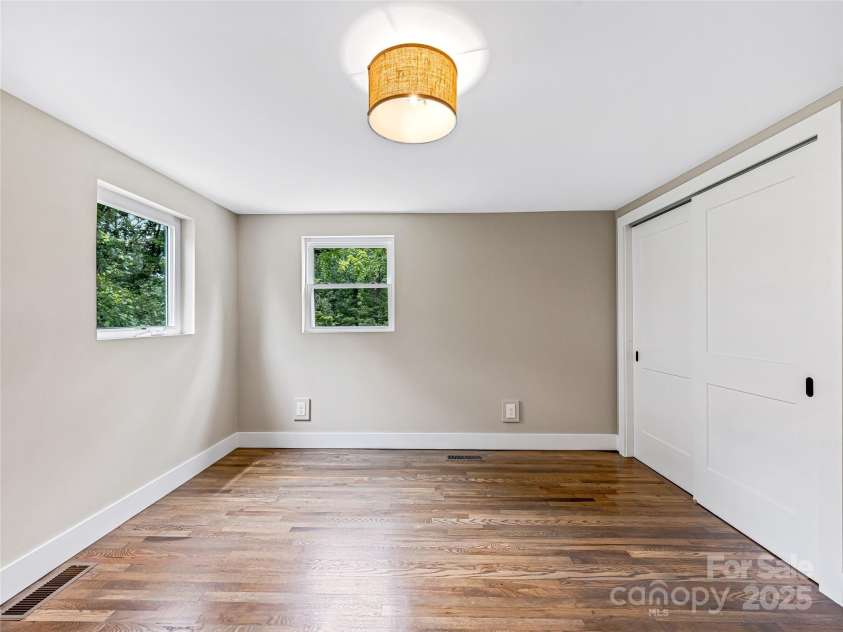 162 Courtland Place, Asheville, NC 28801.  MLS# CAR4261167, YatesRealty ID 19387. 