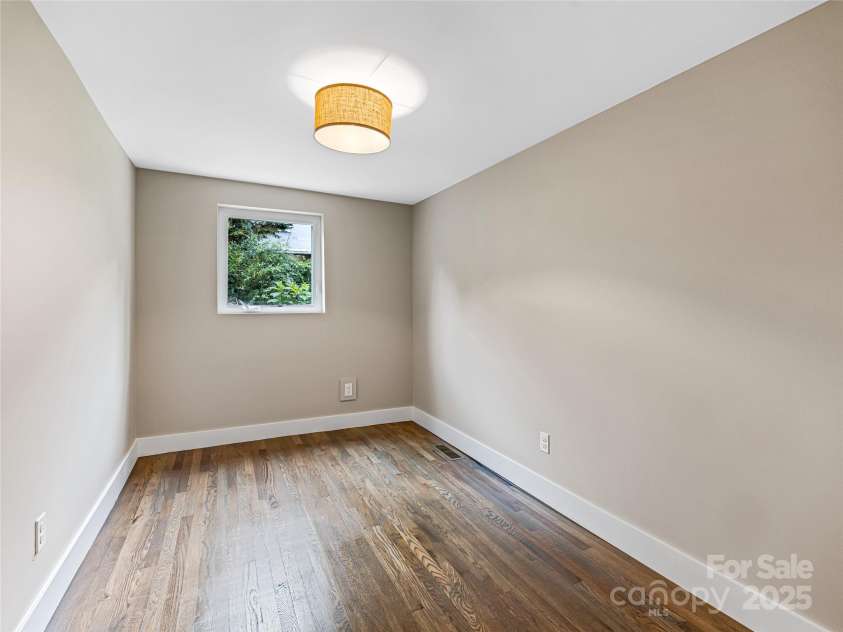 162 Courtland Place, Asheville, NC 28801.  MLS# CAR4261167, YatesRealty ID 19387. 