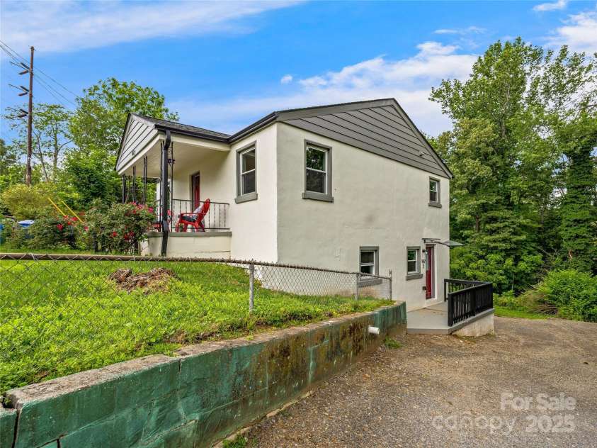 162 Courtland Place, Asheville, NC 28801.  MLS# CAR4261167, YatesRealty ID 19387. 