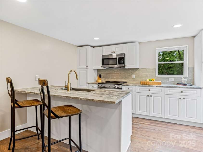 162 Courtland Place, Asheville, NC 28801.  MLS# CAR4261167, YatesRealty ID 19387. Granite tops