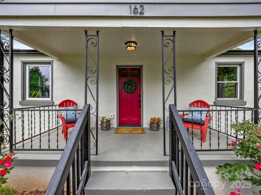 162 Courtland Place, Asheville, NC 28801.  MLS# CAR4261167, YatesRealty ID 19387. Great Covered Patio