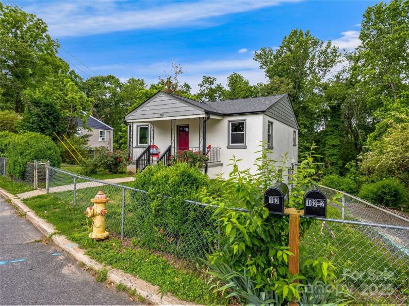 162 Courtland Place, Asheville, NC 28801.  MLS# CAR4261167, YatesRealty ID 19387. Lower level entrance is on the Side of home