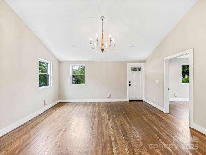 162 Courtland Place, Asheville, NC 28801.  MLS# CAR4261167, YatesRealty ID 19387. Spacious open floorplan