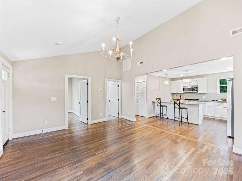 162 Courtland Place, Asheville, NC 28801.  MLS# CAR4261167, YatesRealty ID 19387. Vaulted cielings and beautiful hardwood floors
