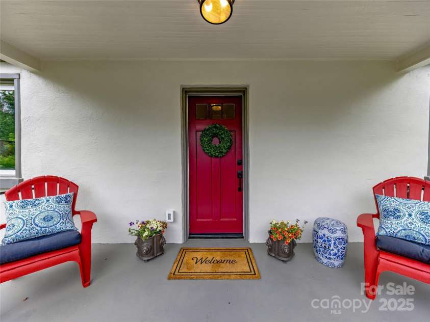 162 Courtland Place, Asheville, NC 28801.  MLS# CAR4261167, YatesRealty ID 19387. Welcome home!