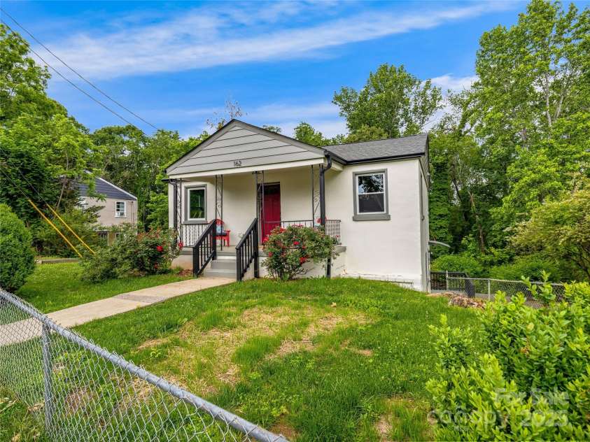 162 Courtland Place, Asheville, NC 28801.  MLS# CAR4288077, YatesRealty ID 19387. 