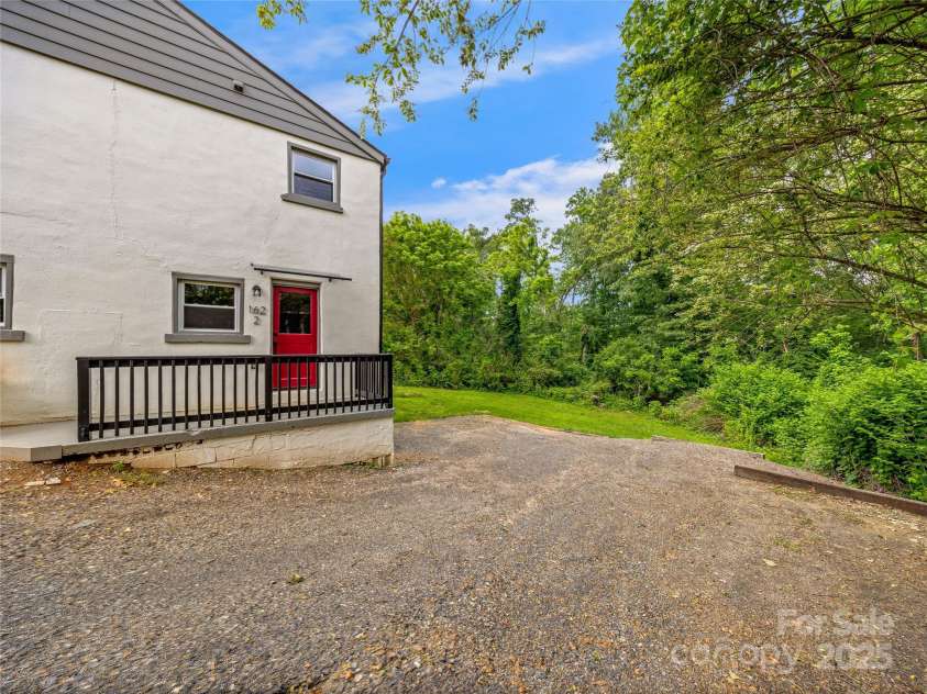 162 Courtland Place, Asheville, NC 28801.  MLS# CAR4288077, YatesRealty ID 19387. 