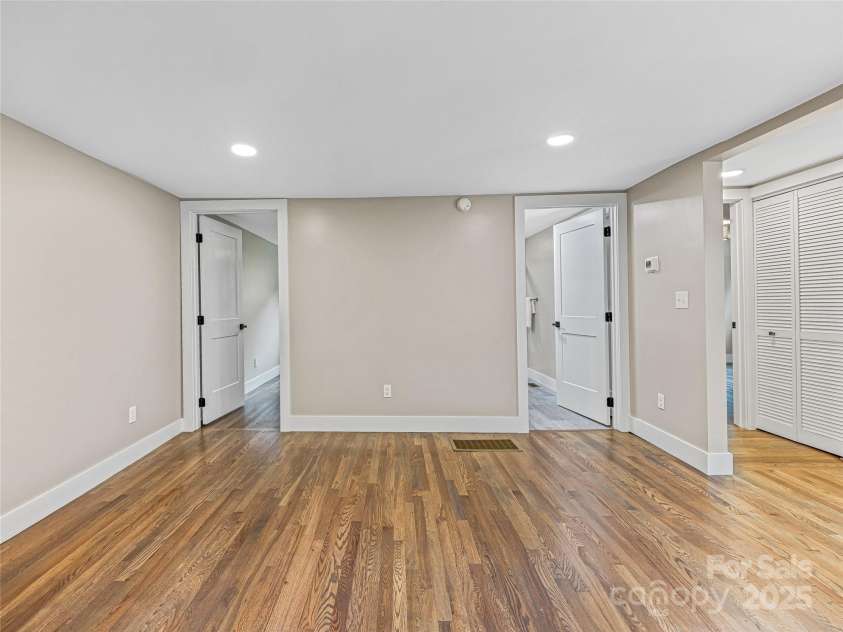 162 Courtland Place, Asheville, NC 28801.  MLS# CAR4288077, YatesRealty ID 19387. 