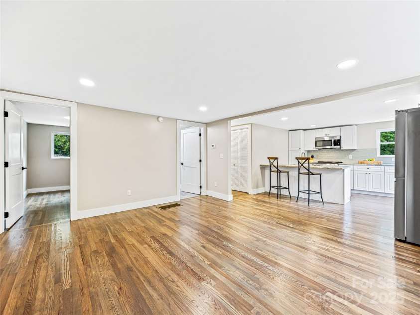 162 Courtland Place, Asheville, NC 28801.  MLS# CAR4288077, YatesRealty ID 19387. 