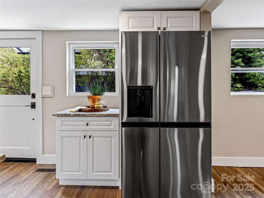 162 Courtland Place, Asheville, NC 28801.  MLS# CAR4288077, YatesRealty ID 19387. 