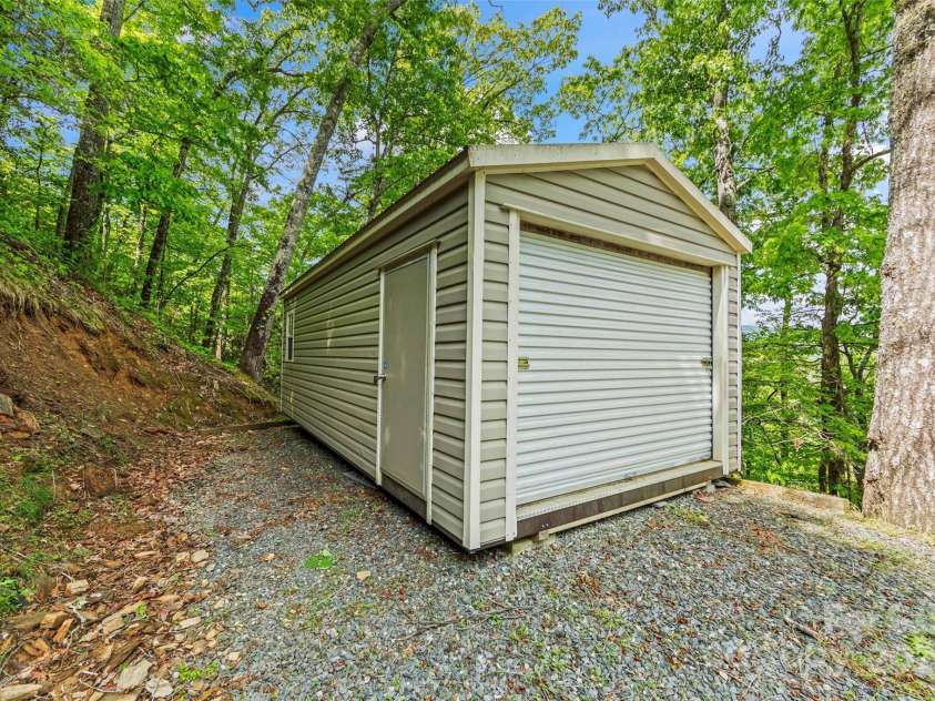 260 Smoky View Drive, Bryson City, NC 28713.  MLS# CAR4265054, YatesRealty ID 19388. 