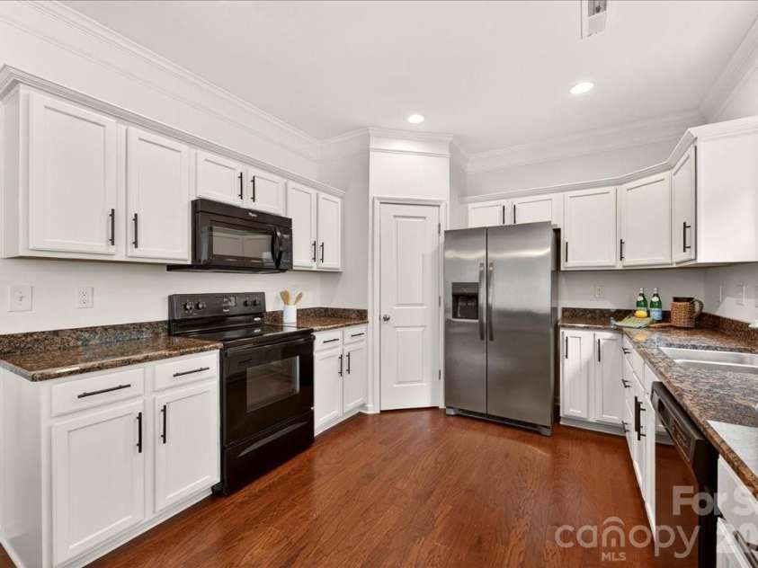16106 Long Talon Way, Charlotte, NC 28278.  MLS# CAR4352599, YatesRealty ID 19389. 