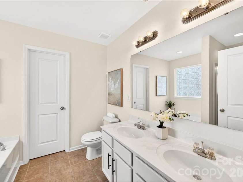 16106 Long Talon Way, Charlotte, NC 28278.  MLS# CAR4352599, YatesRealty ID 19389. 
