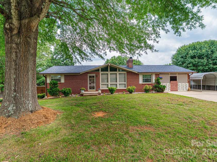 2836 20th Street Lane, Hickory, NC 28601.  MLS# CAR4268999, YatesRealty ID 19395. 