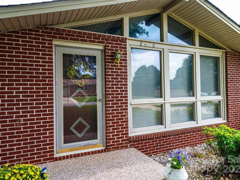 2836 20th Street Lane, Hickory, NC 28601.  MLS# CAR4268999, YatesRealty ID 19395. 