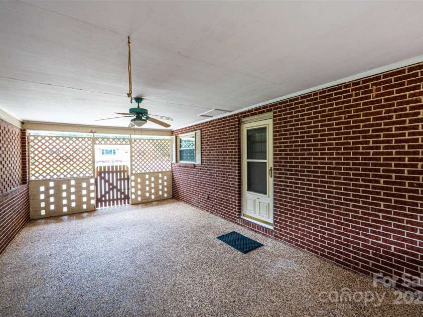 2836 20th Street Lane, Hickory, NC 28601.  MLS# CAR4268999, YatesRealty ID 19395. 