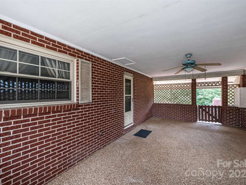 2836 20th Street Lane, Hickory, NC 28601.  MLS# CAR4268999, YatesRealty ID 19395. 