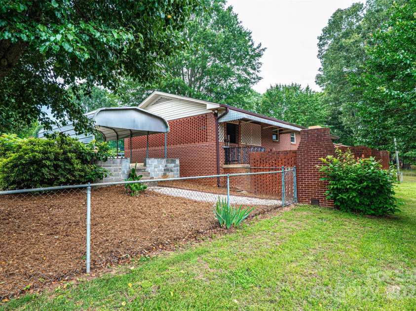 2836 20th Street Lane, Hickory, NC 28601.  MLS# CAR4268999, YatesRealty ID 19395. 
