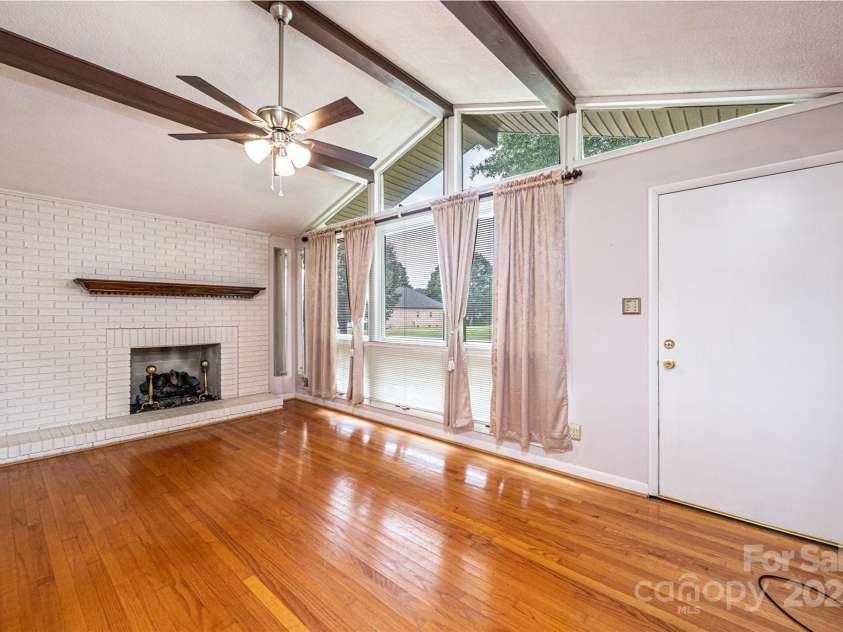 2836 20th Street Lane, Hickory, NC 28601.  MLS# CAR4268999, YatesRealty ID 19395. 