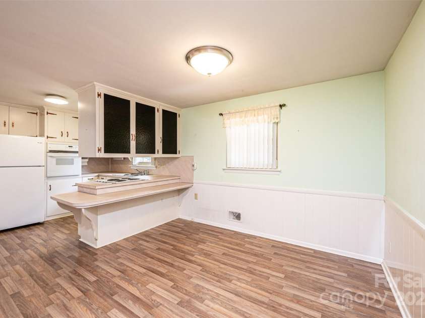 2836 20th Street Lane, Hickory, NC 28601.  MLS# CAR4268999, YatesRealty ID 19395. 