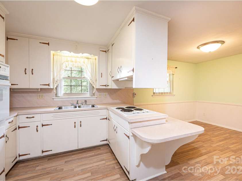 2836 20th Street Lane, Hickory, NC 28601.  MLS# CAR4268999, YatesRealty ID 19395. 