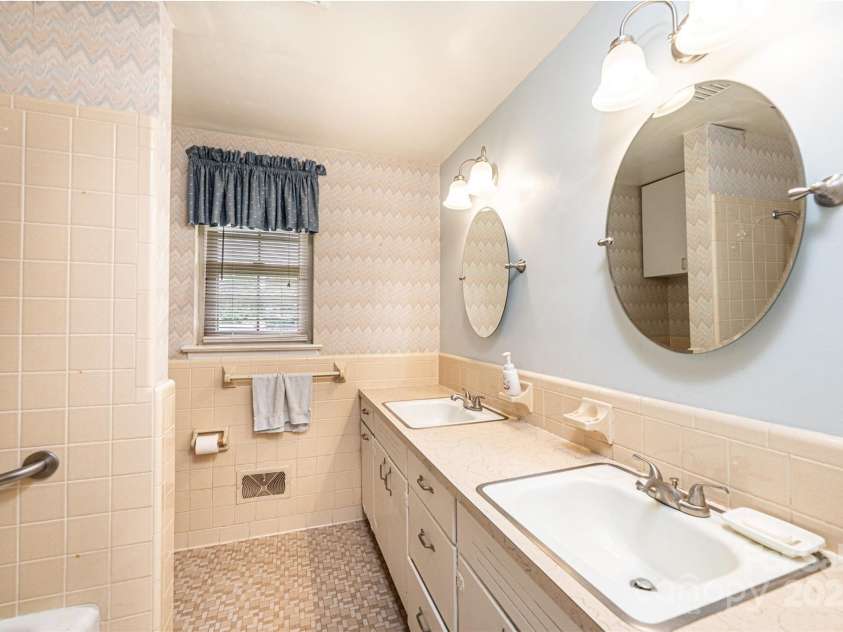 2836 20th Street Lane, Hickory, NC 28601.  MLS# CAR4268999, YatesRealty ID 19395. 