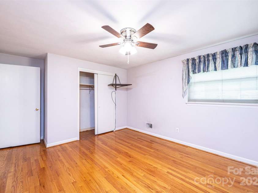 2836 20th Street Lane, Hickory, NC 28601.  MLS# CAR4268999, YatesRealty ID 19395. 