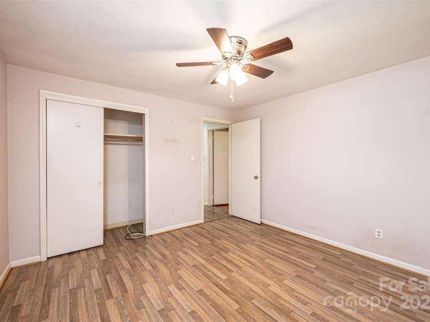 2836 20th Street Lane, Hickory, NC 28601.  MLS# CAR4268999, YatesRealty ID 19395. 