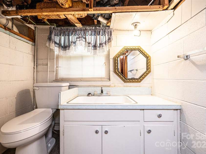 2836 20th Street Lane, Hickory, NC 28601.  MLS# CAR4268999, YatesRealty ID 19395. 