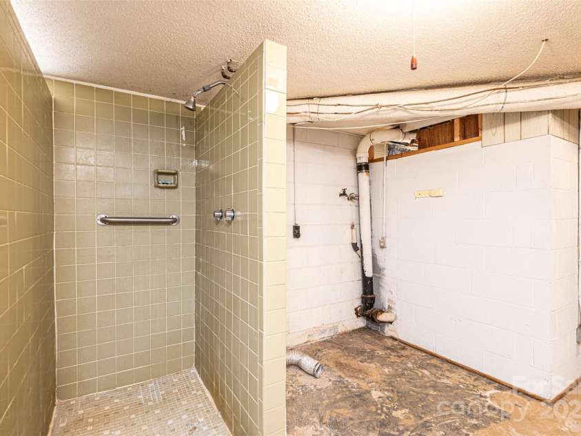 2836 20th Street Lane, Hickory, NC 28601.  MLS# CAR4268999, YatesRealty ID 19395. 