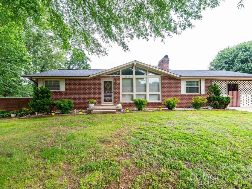 2836 20th Street Lane, Hickory, NC 28601.  MLS# CAR4268999, YatesRealty ID 19395. 