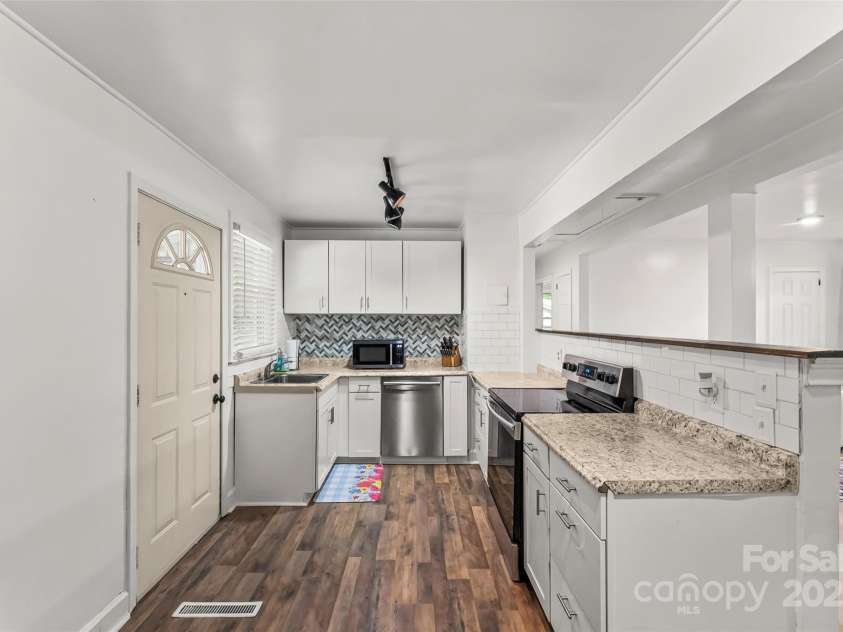 93 34th Street Court, Hickory, NC 28601.  MLS# CAR4252444, YatesRealty ID 19398. 