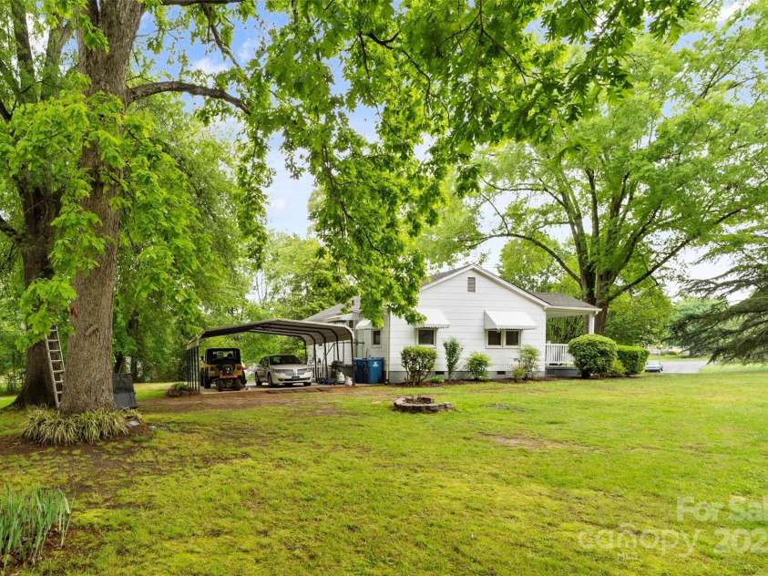 93 34th Street Court, Hickory, NC 28601.  MLS# CAR4252444, YatesRealty ID 19398. 