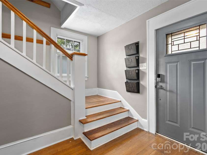 23 Lanvale Avenue, Asheville, NC 28806.  MLS# CAR4375893, YatesRealty ID 19399. 