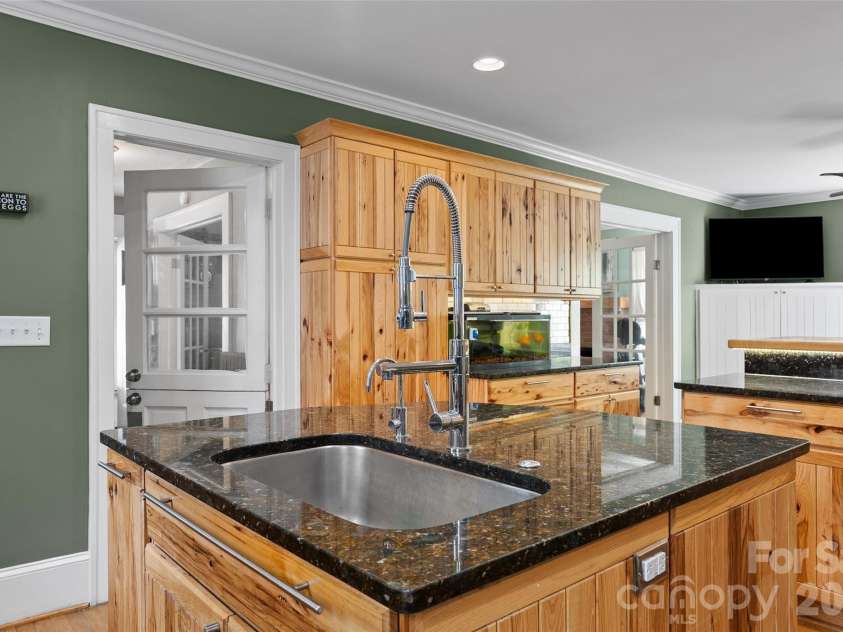 23 Lanvale Avenue, Asheville, NC 28806.  MLS# CAR4375893, YatesRealty ID 19399. 