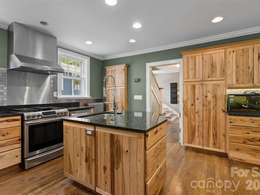 23 Lanvale Avenue, Asheville, NC 28806.  MLS# CAR4375893, YatesRealty ID 19399. 