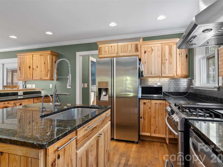 23 Lanvale Avenue, Asheville, NC 28806.  MLS# CAR4375893, YatesRealty ID 19399. 