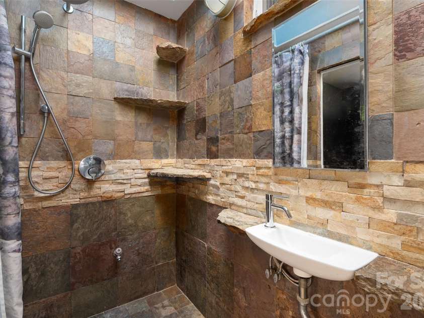23 Lanvale Avenue, Asheville, NC 28806.  MLS# CAR4375893, YatesRealty ID 19399. 
