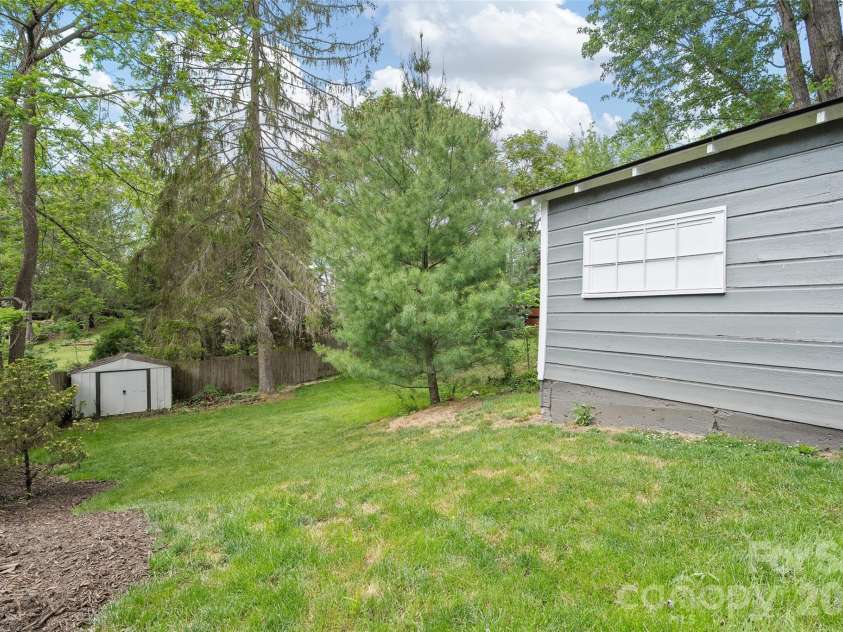 23 Lanvale Avenue, Asheville, NC 28806.  MLS# CAR4375893, YatesRealty ID 19399. 