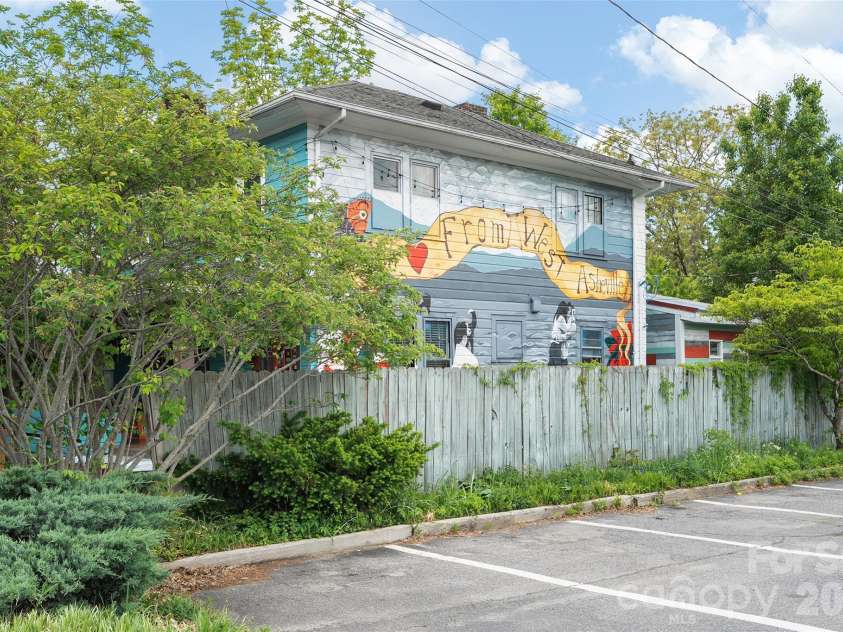 23 Lanvale Avenue, Asheville, NC 28806.  MLS# CAR4375893, YatesRealty ID 19399. 