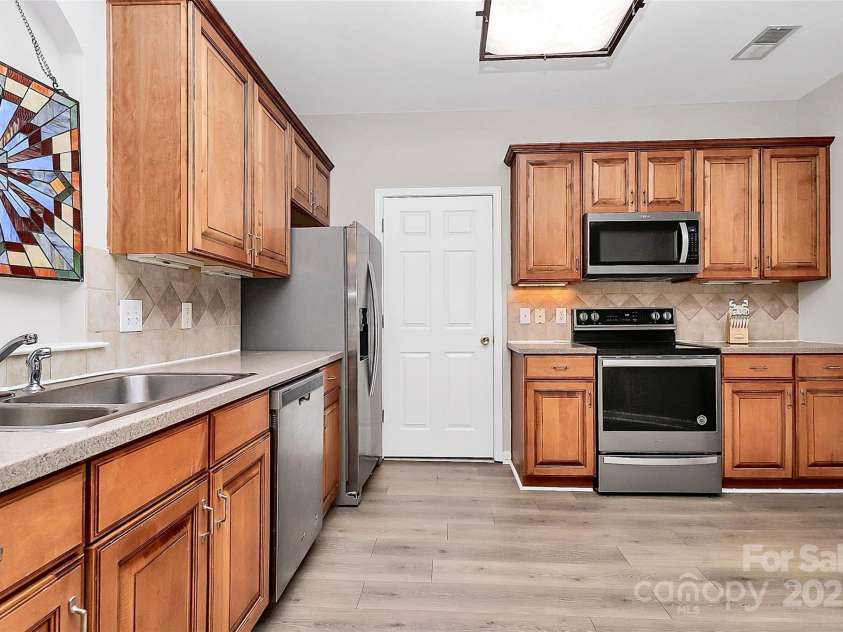 14451 San Paolo Lane, Charlotte, NC 28277.  MLS# CAR4270564, YatesRealty ID 19401. Corian Countertops and tile backsplash