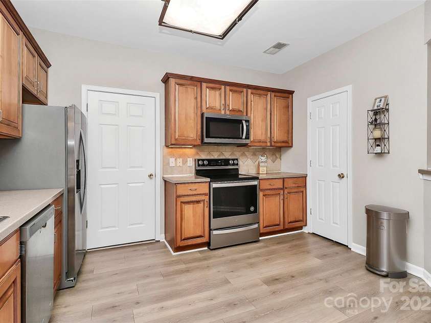 14451 San Paolo Lane, Charlotte, NC 28277.  MLS# CAR4270564, YatesRealty ID 19401. Laundry Room off kitchen - washer and dryer to remain