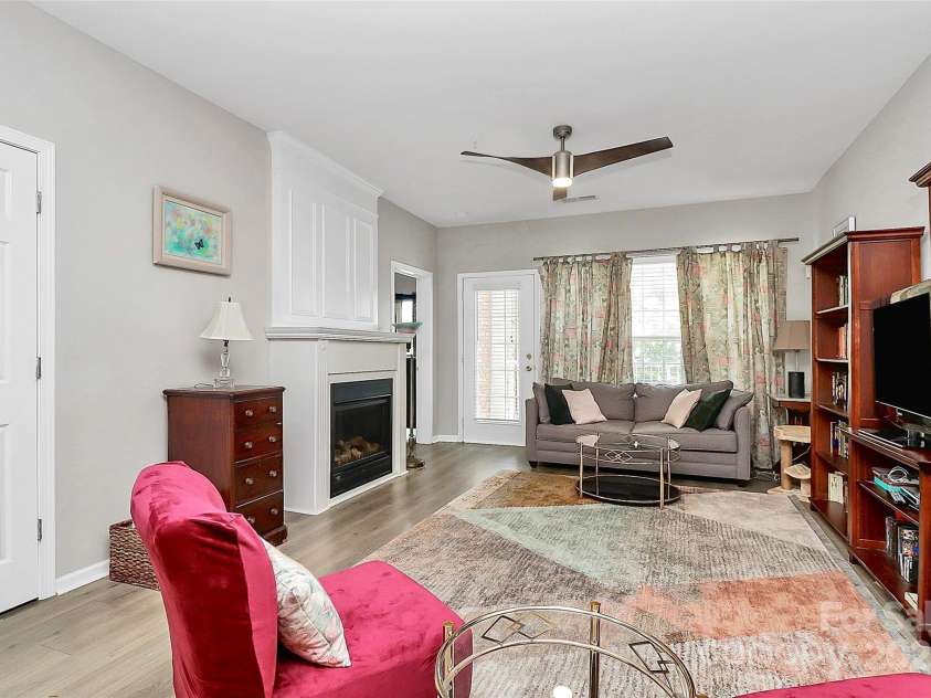 14451 San Paolo Lane, Charlotte, NC 28277.  MLS# CAR4270564, YatesRealty ID 19401. Tons of Natural Light!