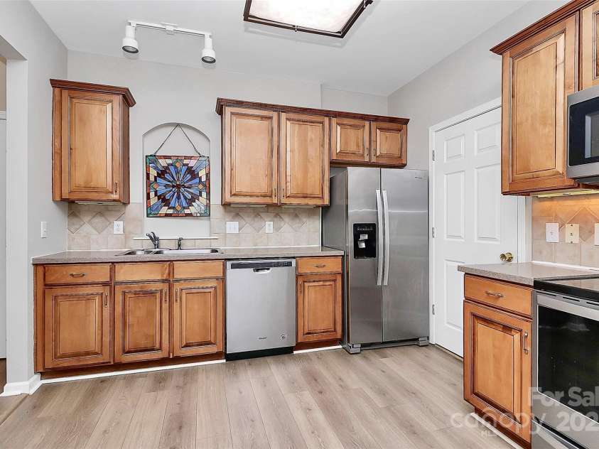 14451 San Paolo Lane, Charlotte, NC 28277.  MLS# CAR4270564, YatesRealty ID 19401. Updated Lighting and ceiling fans throughout