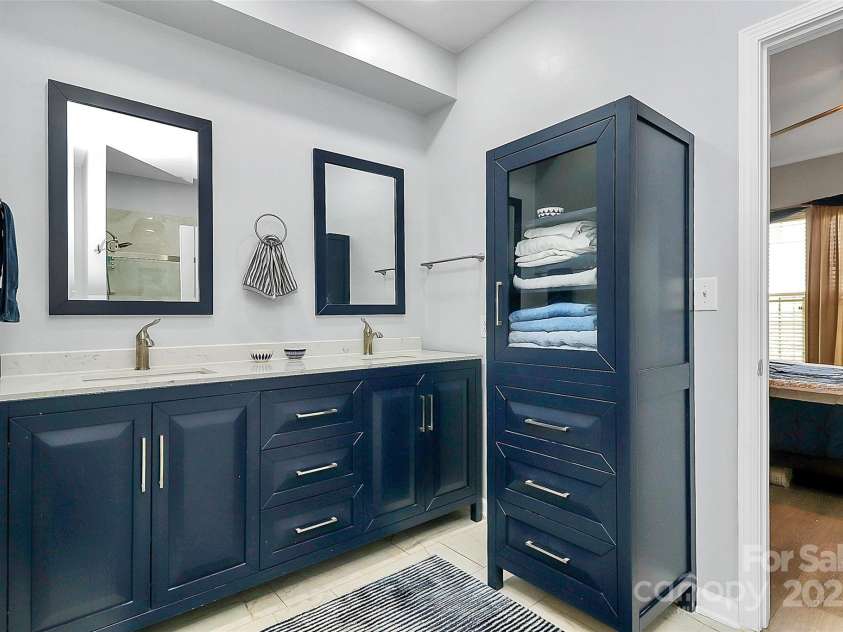 14451 San Paolo Lane, Charlotte, NC 28277.  MLS# CAR4270564, YatesRealty ID 19401. Updated Primary Bathroom with dual vanity!