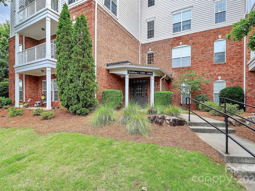 14451 San Paolo Lane, Charlotte, NC 28277.  MLS# CAR4270564, YatesRealty ID 19401. Wonderful Ballantyne location walkable to restaurants, shopping and entertainment!