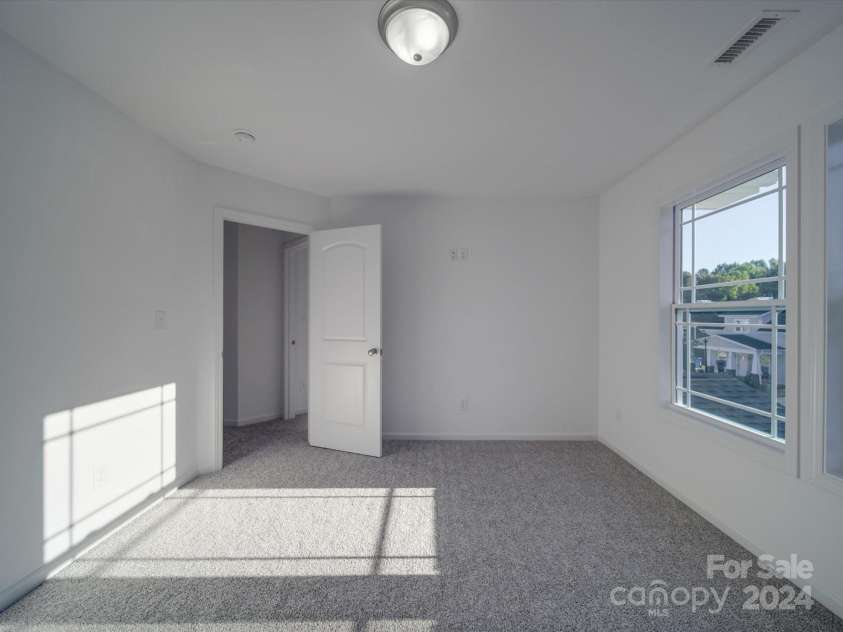 560 Geneva Circle, Gastonia, NC 28056.  MLS# CAR4186288, YatesRealty ID 19402. 