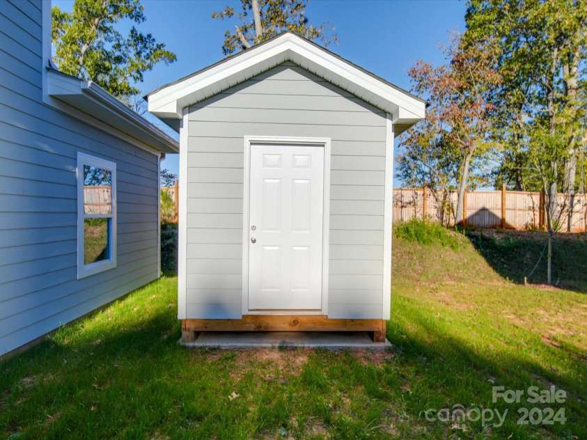 560 Geneva Circle, Gastonia, NC 28056.  MLS# CAR4186288, YatesRealty ID 19402. 